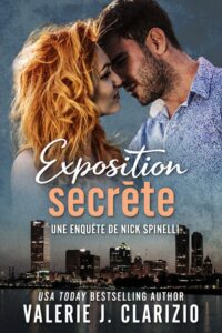 Couverture de romance suspense montrant un homme brun barbu et une femme rousse enlacés dans un moment intime au coucher du soleil. En arrière-plan, l’horizon illuminé de Milwaukee se reflète sur l’eau, créant une ambiance mystérieuse et romantique. Le titre *Exposition secrète* apparaît en grandes lettres élégantes, avec la mention *une enquête de Nick Spinelli* et le nom de l’autrice à succès Valerie J. Clarizio.