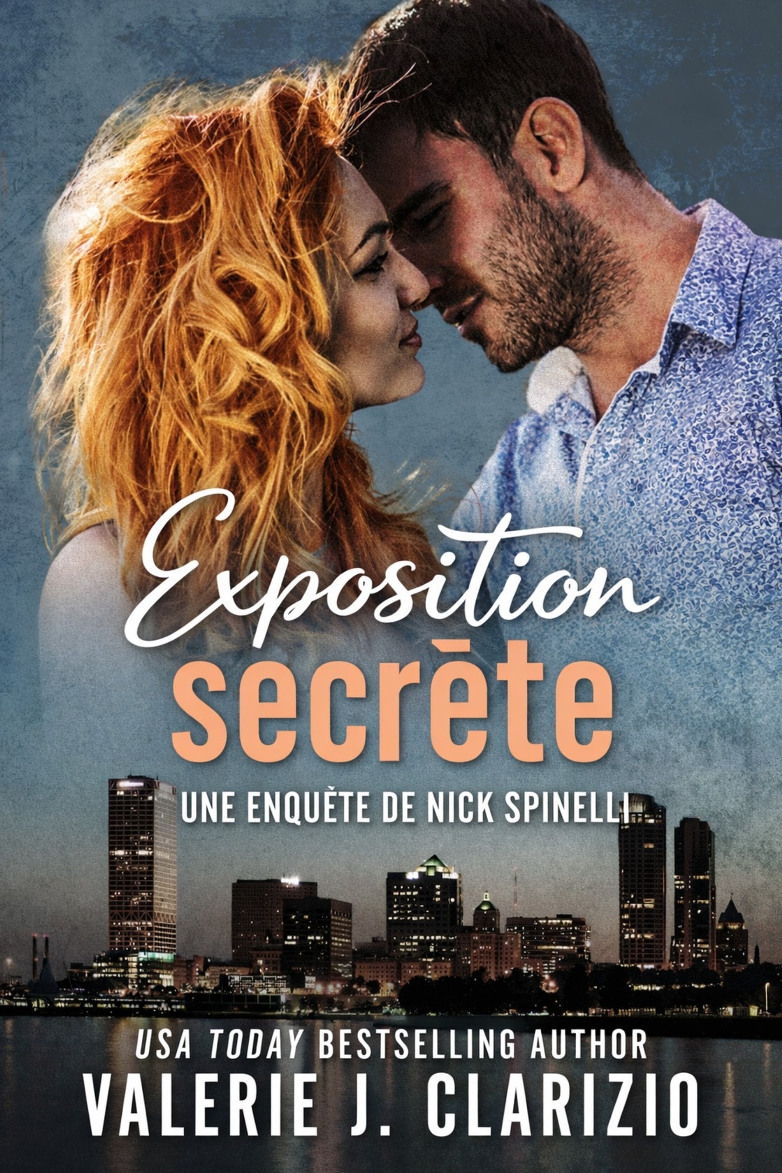 Couverture de romance suspense montrant un homme brun barbu et une femme rousse enlacés dans un moment intime au coucher du soleil. En arrière-plan, l’horizon illuminé de Milwaukee se reflète sur l’eau, créant une ambiance mystérieuse et romantique. Le titre *Exposition secrète* apparaît en grandes lettres élégantes, avec la mention *une enquête de Nick Spinelli* et le nom de l’autrice à succès Valerie J. Clarizio.